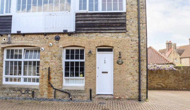 CARPENTERS, family friendly, character holiday cottage in Sandwich