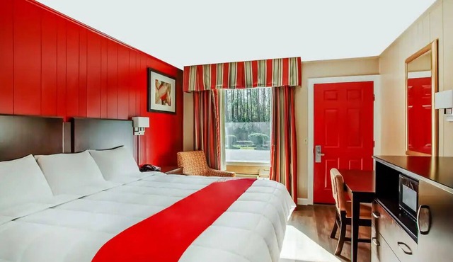 Carpeted Room w/Flat-Screen TV + Microwave for Relaxing Stay