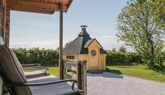 CARR HOUSE, family friendly, with hot tub in Clayton Le Dale