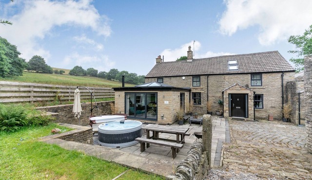 CARR HOUSE FARM, family friendly, with hot tub in Glossop