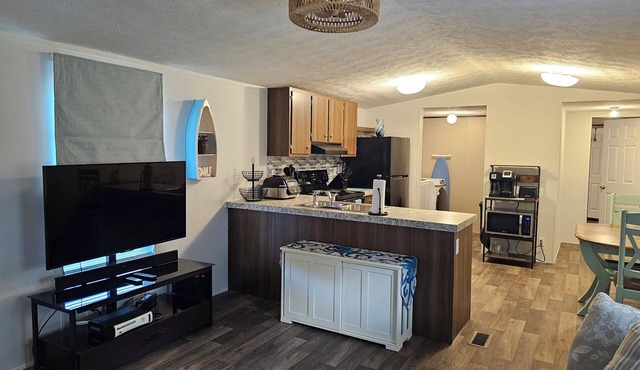 Carra's Cottage -3 bed 2 bath home, minutes from Berlin's town center and OC.