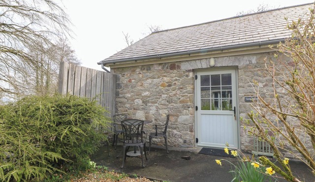 CARREG CENNEN COTTAGE, pet friendly, with a garden in Llandeilo