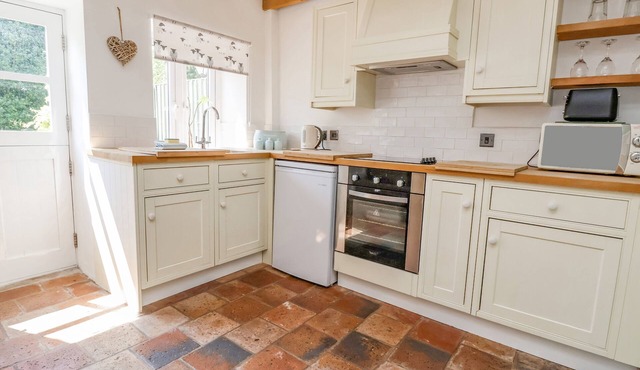 CARREG COTTAGE, pet friendly, character holiday cottage in Mold