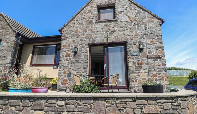 CARREG DDU, pet friendly, character holiday cottage in Solva