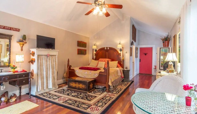 Carriage House at 26 Pearl: Private Suite, 3 Min Walk Downtown, Pet Friendly