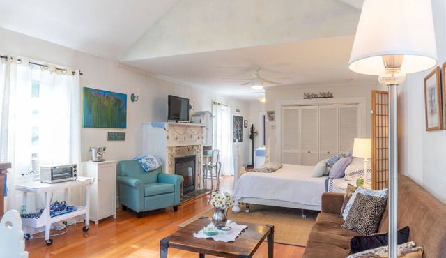Carriage House at 26 Pearl: Private Suite, 3 Minute Walk Downtown & Pet Friendly