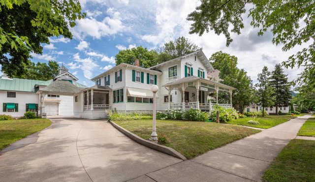 Carriage House Bed & Breakfast