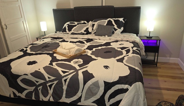 Carriage House by CMU - Lower Condo - Kitchen, King Bed, 70" TV Fast WiFi & AC