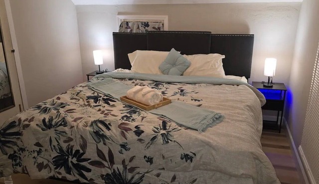 Carriage House by CMU - Upper Condo - Kitchen, King Bed, 65" TV Fast WiFi & AC