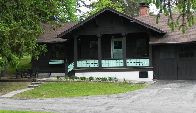 Carriage House Cabin sleeps 4 with 1 Bathroom