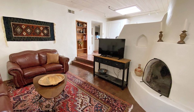Carriage House Casita-short walk to the plaza. 30 day rental.