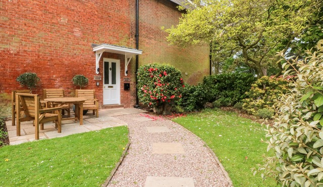 CARRIAGE HOUSE, character holiday cottage, with a garden in Chelford