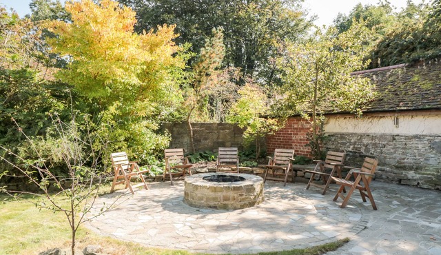 CARRIAGE HOUSE, character holiday cottage, with hot tub in Presteigne