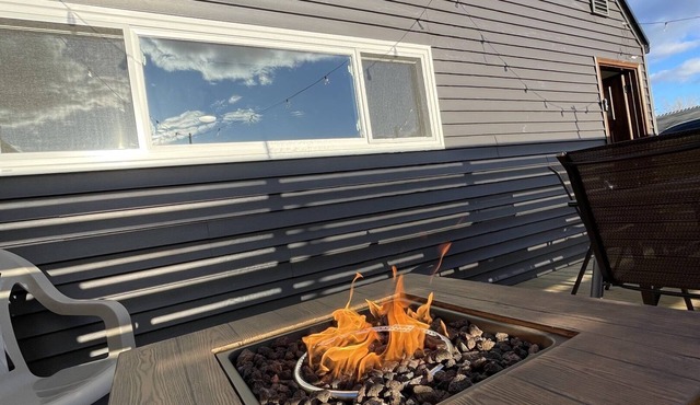 Carriage house! Close to hospital, firepit, outdoor dining