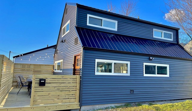 Carriage house! Close to hospital, firepit, outdoor dining