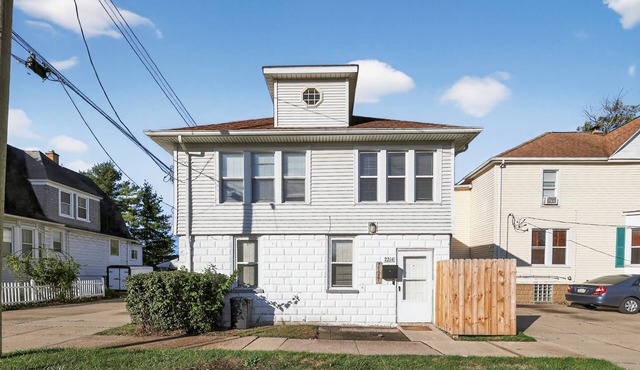 Carriage House: Historic Loft Living - The Perfect Spring Getaway in Wyandotte!