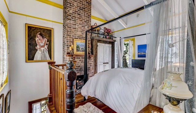 Carriage House in North Historic District. Pet Friendly! Fireplaces.