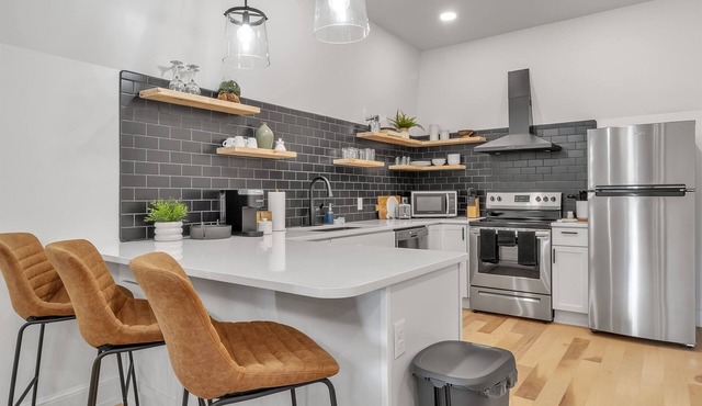 Carriage House Loft - King Bed and Garage Parking