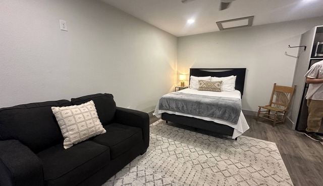 Carriage House - Modern Downtown Studio