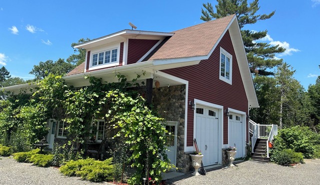 Carriage House on 9.5 Acres. Sit at the ocean or enjoy the waterfalls - Luxury