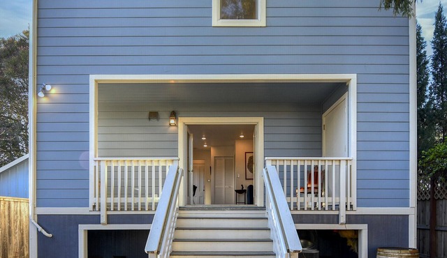 CARRIAGE HOUSE ON COOMBS - CHARMING VICTORIAN Back Unit - Downtown - Renovated
