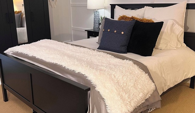 Carriage House on Cougar Mountain Private Studio Retreat-Close to Businesses