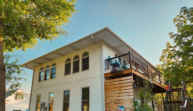 Carriage House retreat nestled in central Missouri! Close to Rothwell Park!