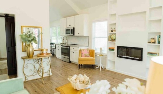 Carriage House: Stylish Lakefront 1BR Cottage