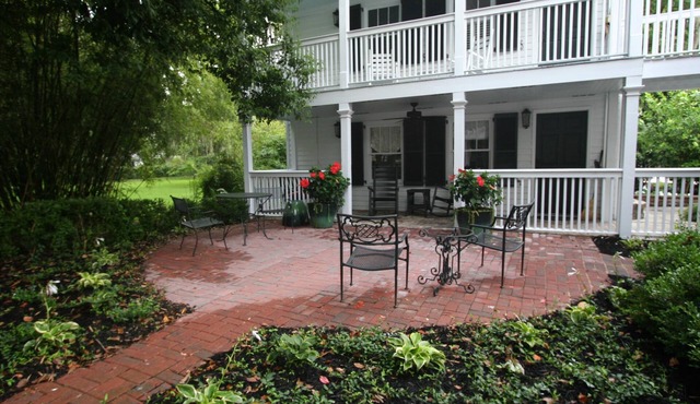 Carriage House under Live Oaks In Historic Downtown Beaufort with Patio Garden