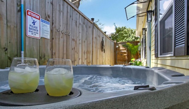 Carriage House W/Hot Tub! Near Starland Yard