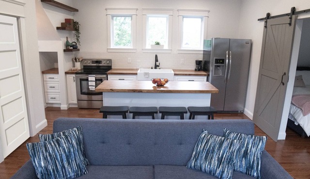 Carriage House with 2 Queens in Trendy, Walkable East Nashville Neighborhood