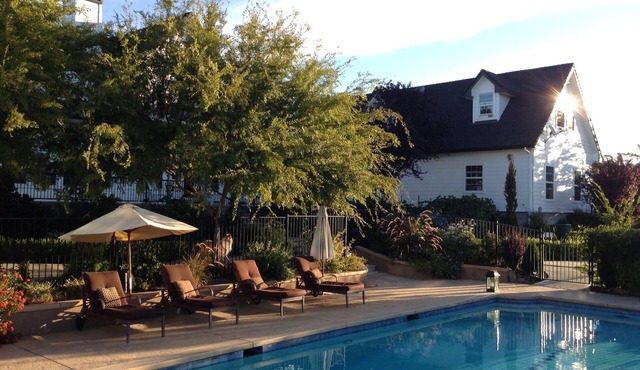 Carriage Loft - HOT Large Spa, Full Kitchen, Pool, private unit.