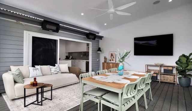 Carrington Cottage | Walk to Cafés, Bars & Harbour