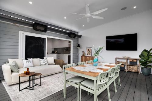 Carrington Cottage - Walk to Cafés, Bars & harbour