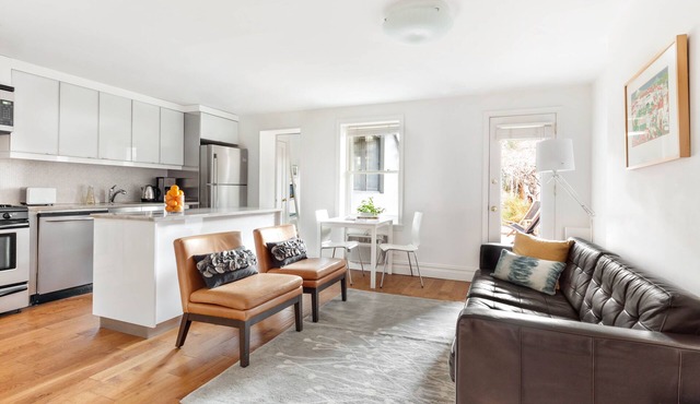 Carroll Gardens, Brownstone 2 Bedroom with garden, one block to F/G station