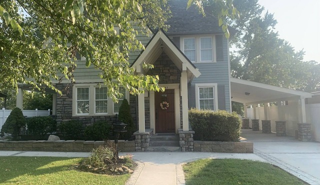 Carroll Manor: RecentlyRenovated English Tutor. Sleeps 8