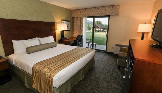 Carroll Valley Accessible | King Room + Golf Views