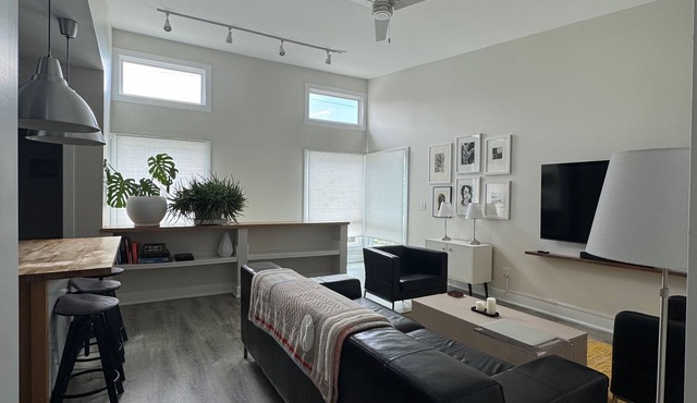 Carrollton Collection: The Tree House - 2BR Guesthouse Near Downtown + Parking