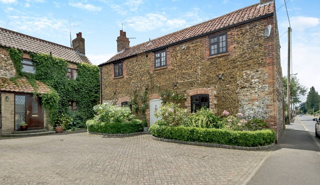 Carrstone Cottage - Two Bedroom House, Sleeps 4