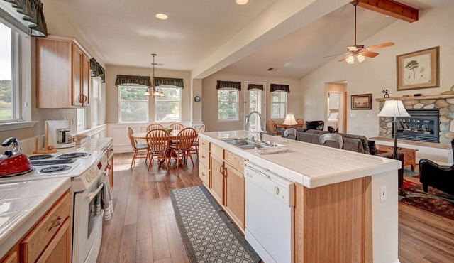 Carson Hill Cottage-Spacious Getaway