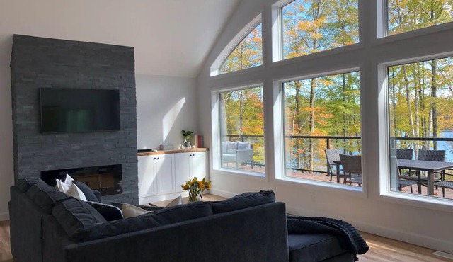 Carson’s Cottage - Explore 5 Acres with Waterfront