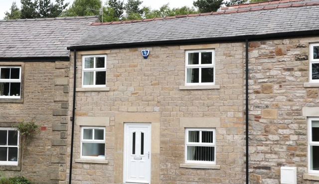 CARTERS COTTAGE, pet friendly in Chapel-En-Le-Frith