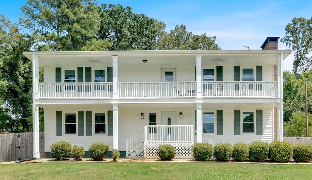 Cartersville Colonial Family-Friendly Retreat with Spacious Yardn