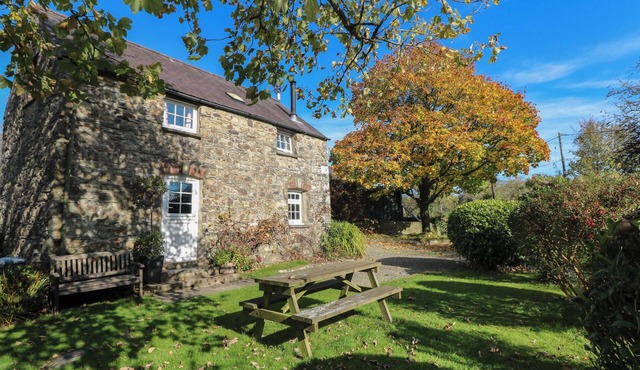 CARTHOUSE COTTAGE, pet friendly, with pool in Maenclochog