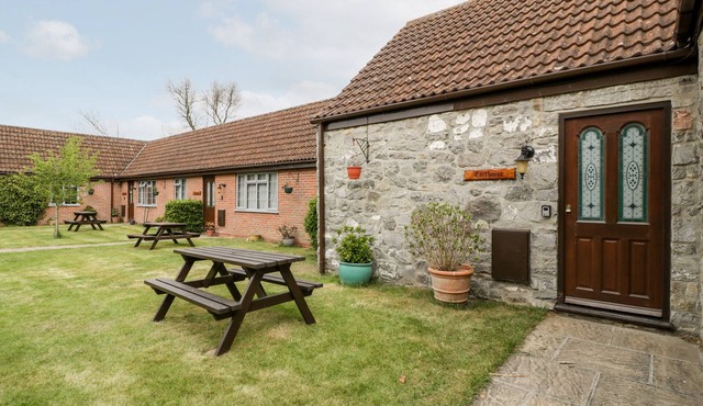 CARTHOUSE, pet friendly, character holiday cottage in Brean