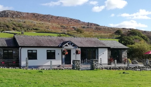 CARTREF, family friendly, character holiday cottage in Trawsfynydd