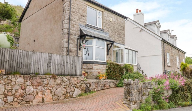 CARTREF MELUS, pet friendly, with open fire in Old Colwyn