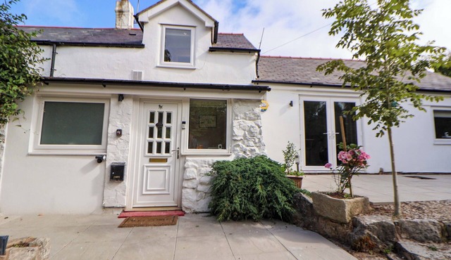 CARTREF, pet friendly, with a garden in Holywell