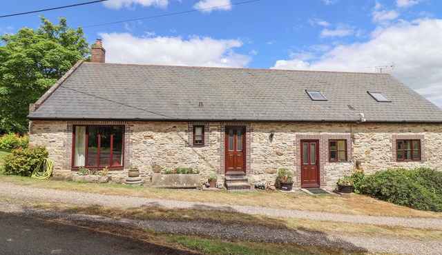 CARTSHED COTTAGE, pet friendly, with open fire in Portesham