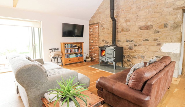 CARTSHED, luxury holiday cottage, with open fire in Kelso